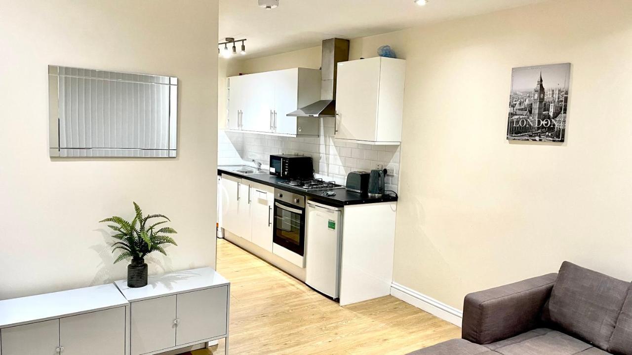 Holiday Flat In Central Slough Near To London Heathrow And Windsor With Free Car Park Kültér fotó