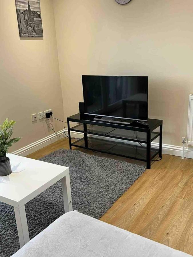 Holiday Flat In Central Slough Near To London Heathrow And Windsor With Free Car Park Kültér fotó