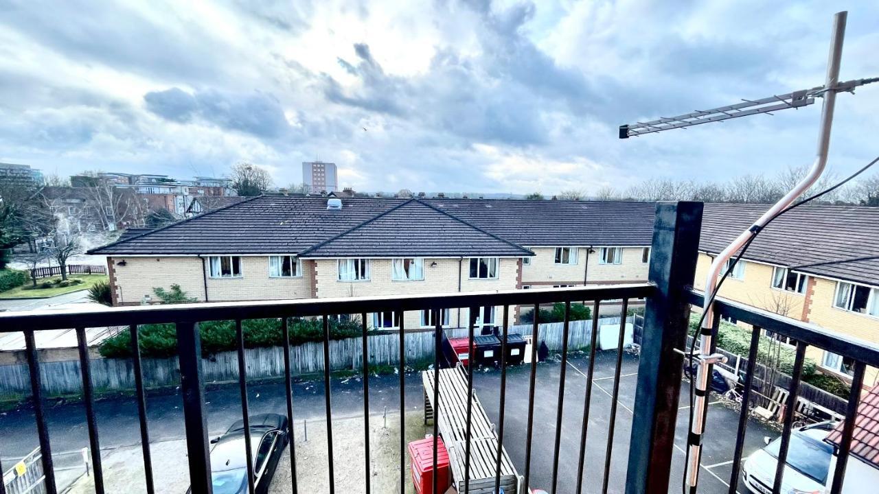 Holiday Flat In Central Slough Near To London Heathrow And Windsor With Free Car Park Kültér fotó