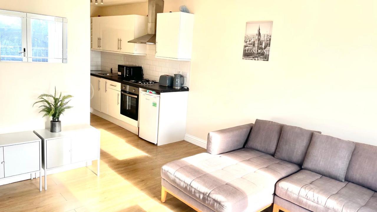 Holiday Flat In Central Slough Near To London Heathrow And Windsor With Free Car Park Kültér fotó